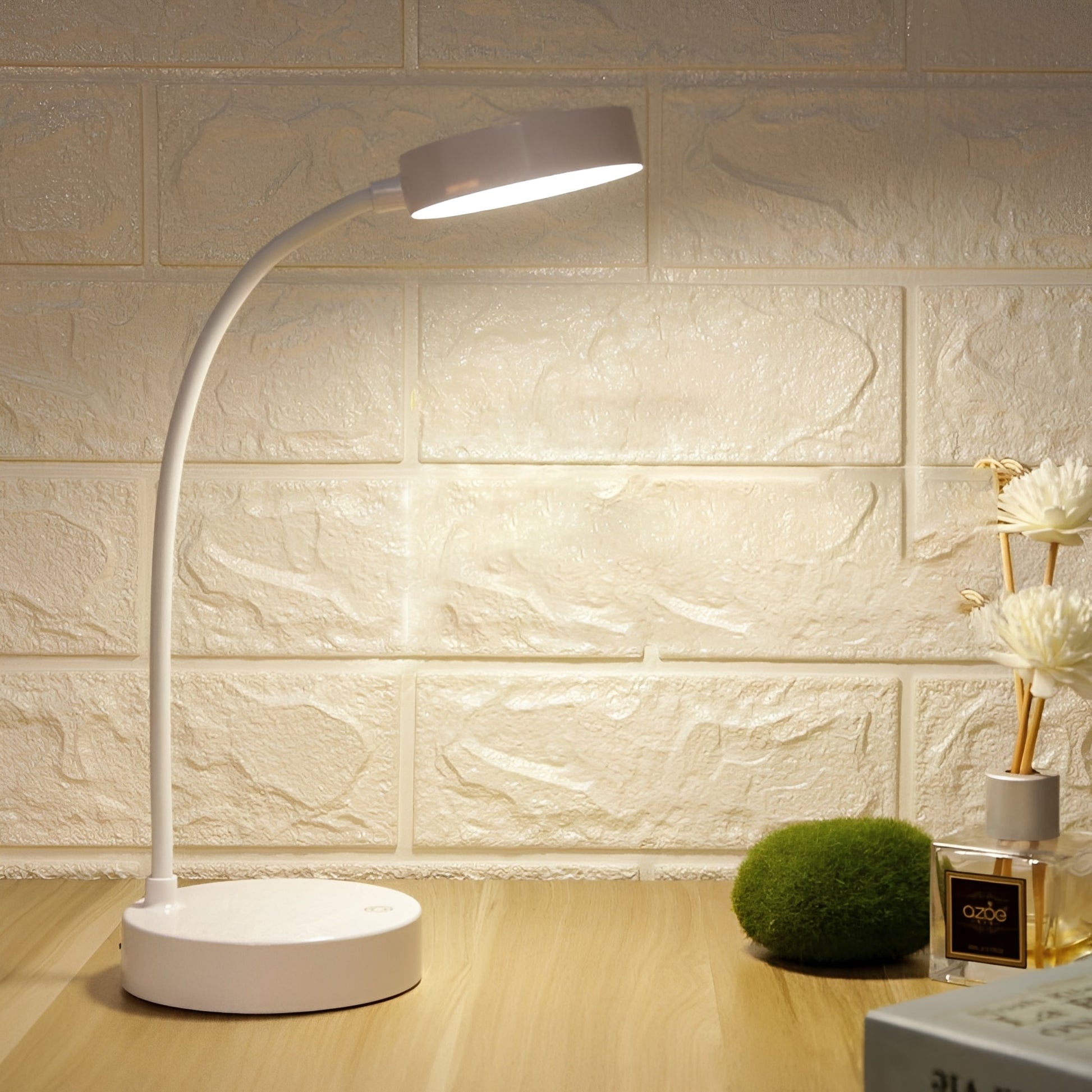 Elegant LED Reading Lamp with Touch Control & USB Charging – Adjustable Bedside Reading Light for Comfort 3