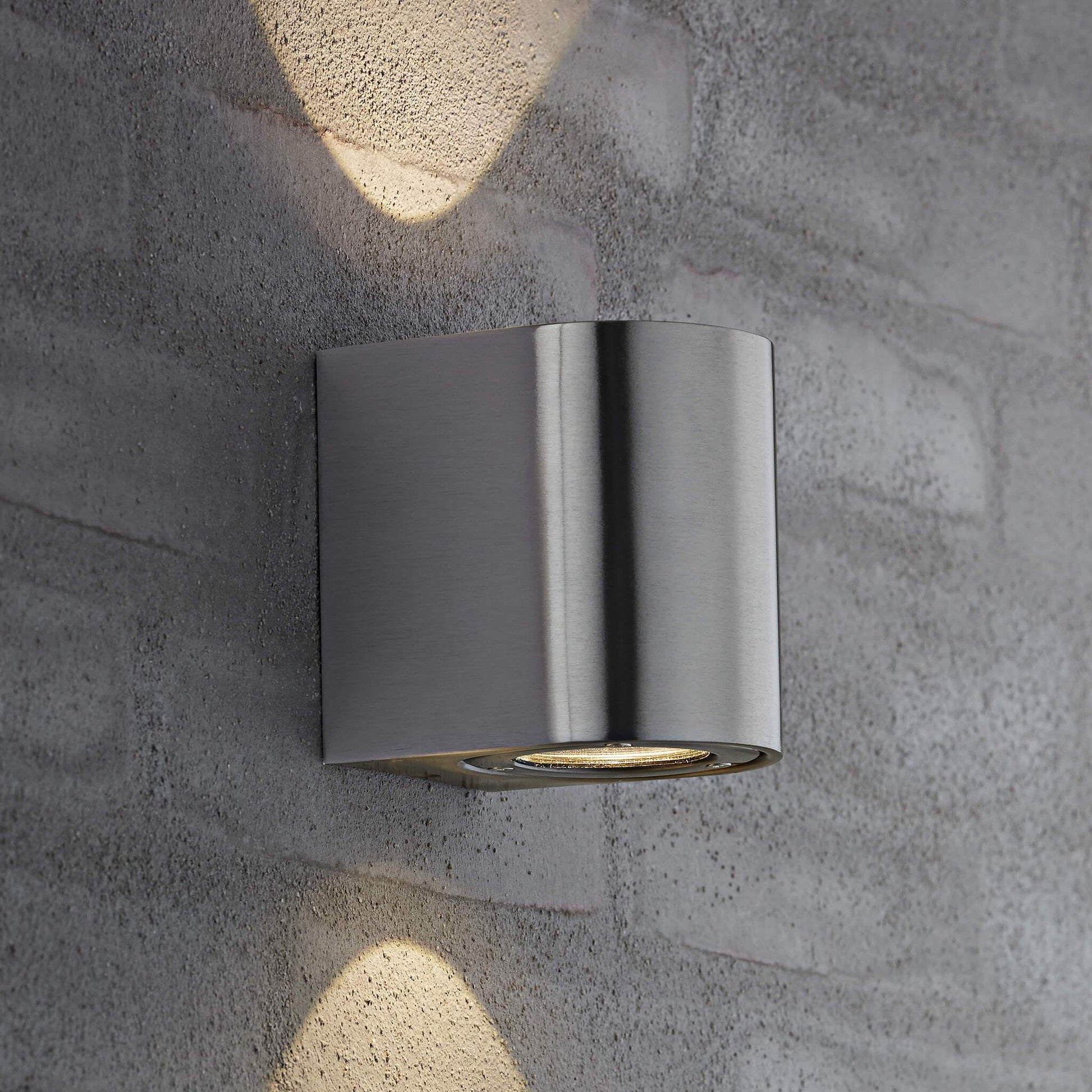Canto 2 LED Wall Light - Scandinavian Design with Customizable Beam Patterns for Outdoor Use 3