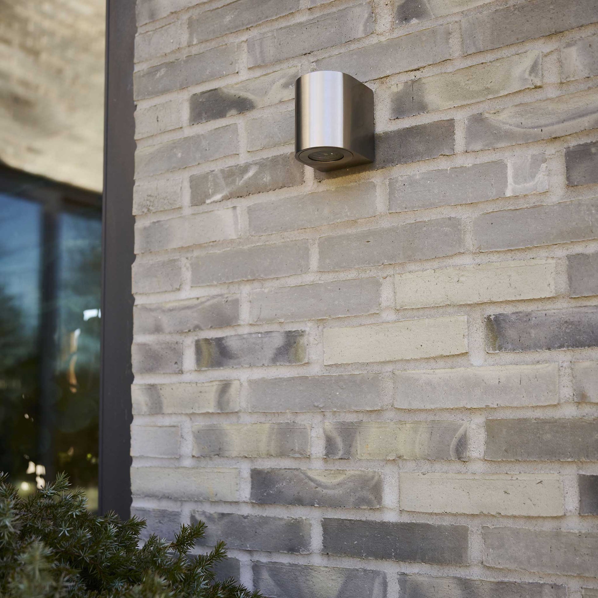 Canto 2 LED Wall Light - Scandinavian Design with Customizable Beam Patterns for Outdoor Use 6