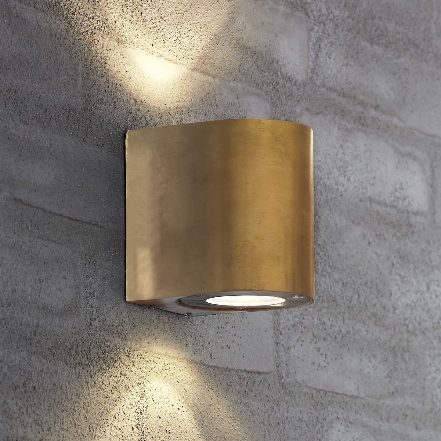 Canto 2 LED Wall Light - Scandinavian Design with Customizable Beam Patterns for Outdoor Use 2